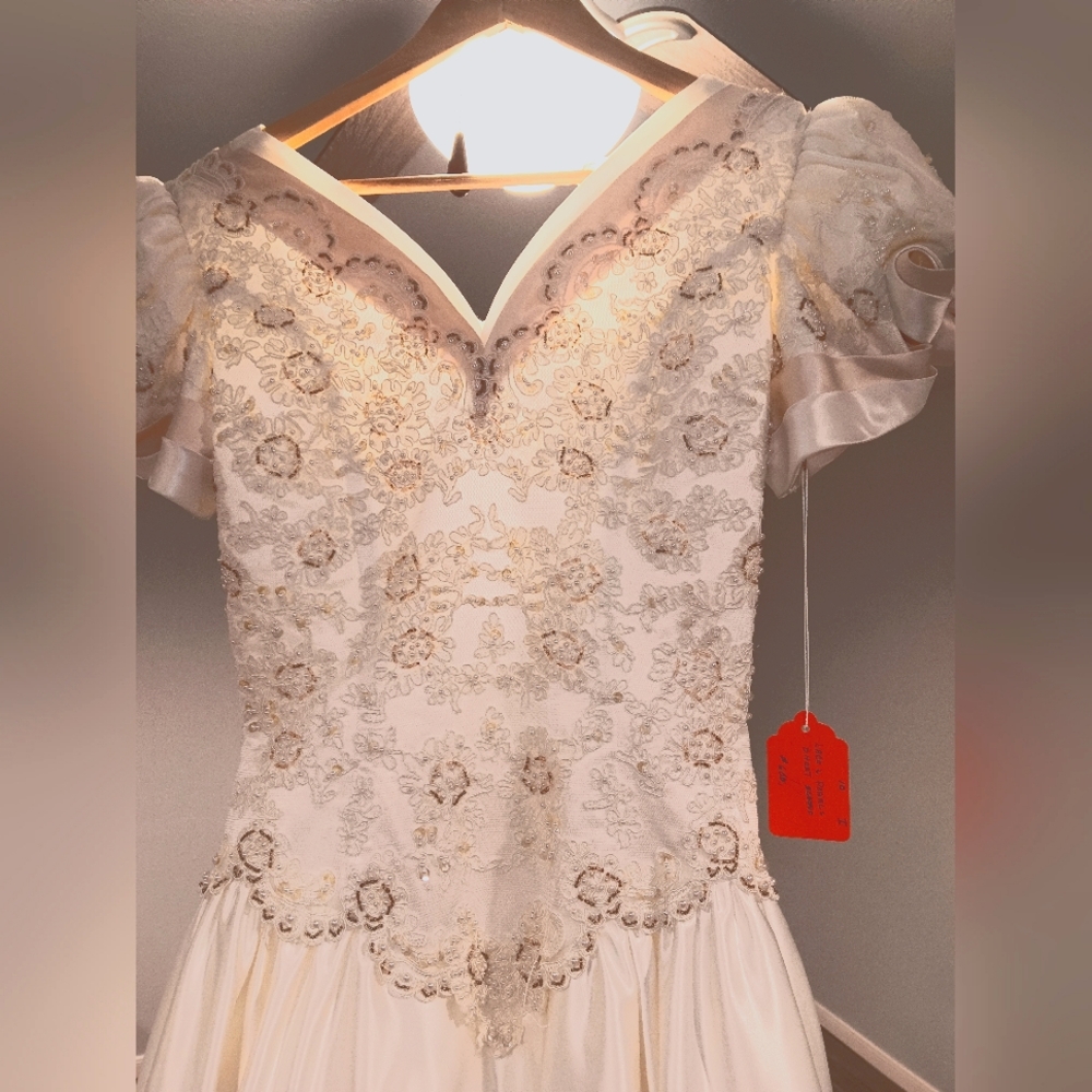 Oleg Cassini White/Cream Wedding dress Size 10